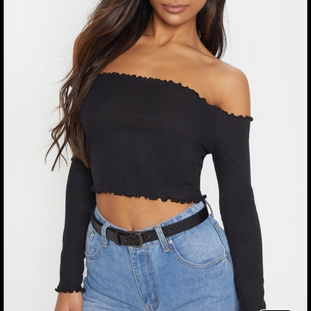 Pretty Little Thing Long-sleeve Off the shoulder
